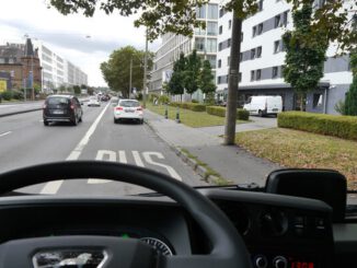 ESWE Verkehr zieht positive Zwischenbilanz: Frontkameras dokumentieren Falschparker und entlasten Busbetrieb