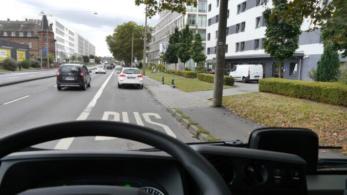 ESWE Verkehr zieht positive Zwischenbilanz: Frontkameras dokumentieren Falschparker und entlasten Busbetrieb