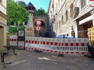 Fassadenschaden bei Kaiser Friedrich Therme führt zu Sperrung von Straße und Zufahrt