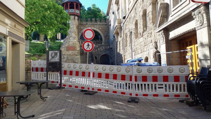 Fassadenschaden bei Kaiser Friedrich Therme führt zu Sperrung von Straße und Zufahrt
