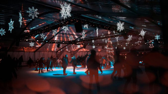 Jahresabschluss auf Kufen: Eisdisco auf der Henkell Kunsteisbahn am 19. Dezember