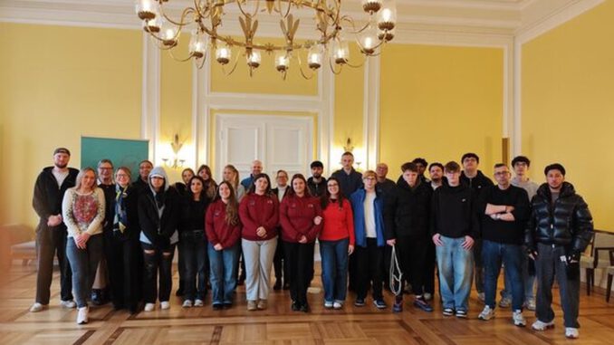 Jugendliche aus drei Ländern stellen Medienprojekte im Wiesbadener Rathaus vor