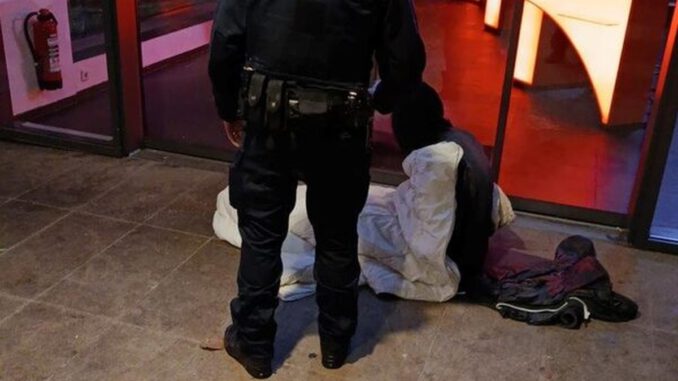 Nächtliche Streifen in Wiesbaden: Stadtpolizei bietet Menschen ohne Wohnung heißen Tee und Hilfe an