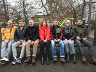 Neue Hollywoodschaukel auf dem Schulberg eröffnet: Aussicht auf Marktkirche und Stadtzentrum