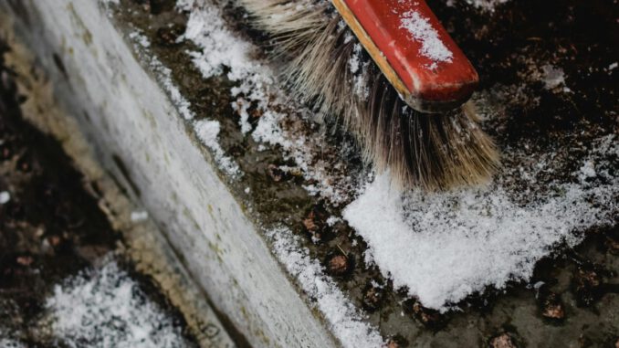 Walluf erinnert Anwohner an Räum- und Streupflichten bei Schnee und Eis