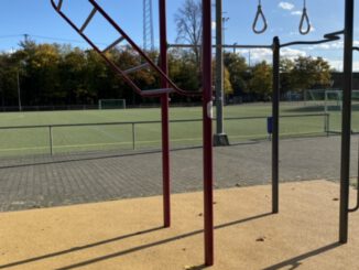 Wiesbaden ergänzt Sportplatz Amöneburg um Calisthenics Station und Basketballkorb