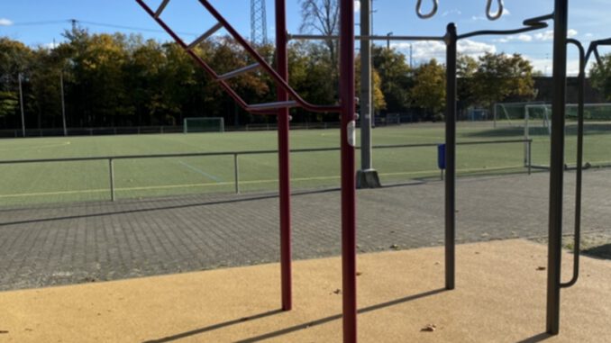 Wiesbaden ergänzt Sportplatz Amöneburg um Calisthenics Station und Basketballkorb