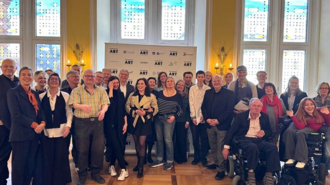 Wiesbaden startet inklusives Kunstprojekt mit Tandem Workshops und Auktion